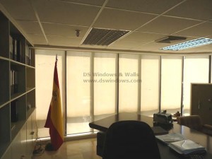 Sunscreen Roller Blinds to View the Breathtaking Scenery Outside Workplace